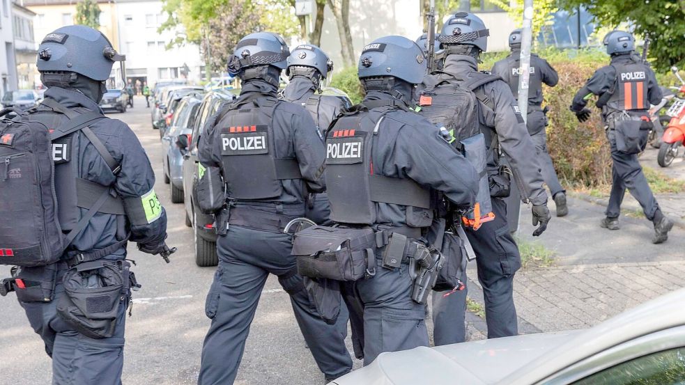 Der Großeinsatz zieht sich über Stunden bis zur Festnahme des Tatverdächtigen. Foto: Justin Brosch/dpa