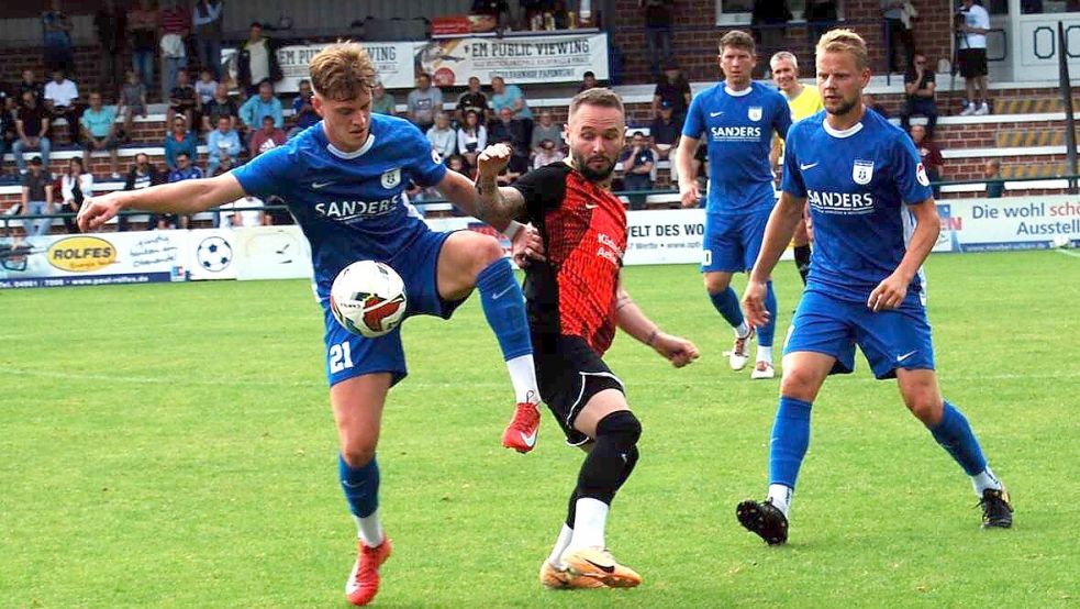 BW Papenburg (am Ball Nick Kassmann) fährt nach drei Siegen in Folge selbstbewusst zum Spitzenspiel nach Bevern. Foto: Marco Reemts