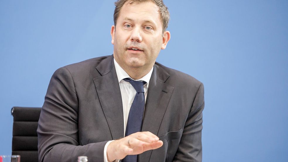 850 Milliarden Euro Schulden für die nächsten Jahre: Bundesfinanzminister Lars Klingbeil ist überzeugt, das Richtige zu tun. Foto: IMAGO/Andreas Gora