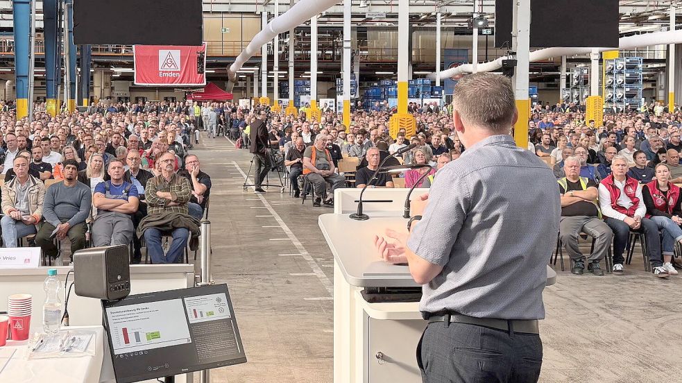 Betriebsratsvorsitzender Manfred Wulff sprach am Freitag vor Hunderten Beschäftigten in Halle 1a. Foto: Betriebsrat Volkswagen Emden