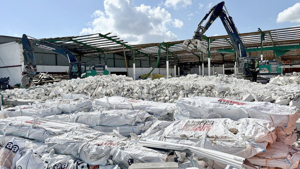 Fleißig knabbern die Bagger an den Mauern des alten Real-Getränkemarkts in Emden. Bis Ende September soll die Baustelle geräumt sein. Foto: Klaus Ortgies