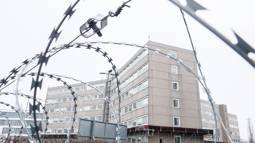 Gut geschützt: Das Gelände des niedersächsischen Verfassungsschutzes. Foto: dpa/Marco Rauch