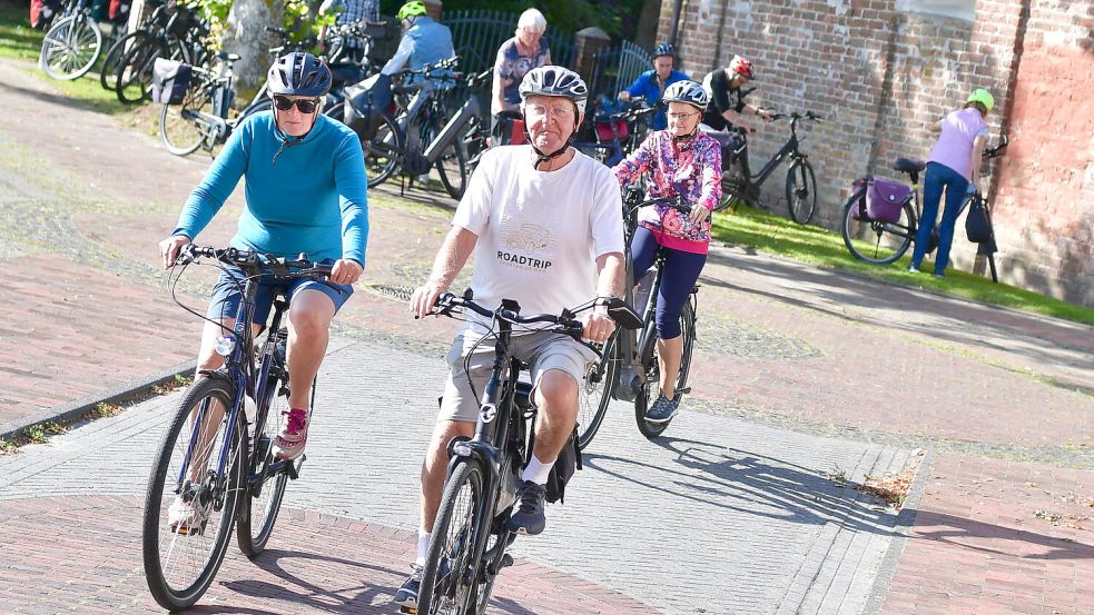 Das Wetter konnte nicht besser sein: Mehrere hundert Menschen nahmen an der 11. Krummhörner Kirchturmtour teil. Foto: Heinz Wagenaar