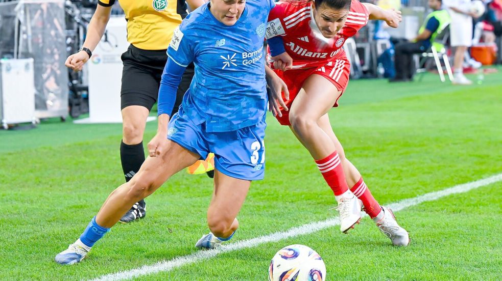 Leverkusens Nationalspielerin Carlotta Wamser (l) ringt mit Bayerns Jovana Damnjanovic um den Ball. Foto: Sven Hoppe