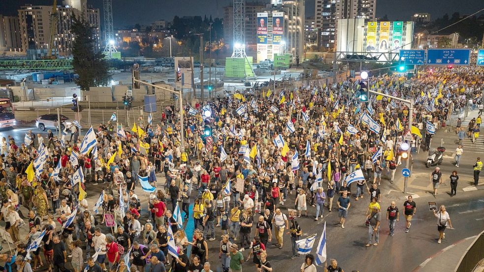 Der Druck auf Israels Premier wächst auch im eigenen Land. Foto: Ilia Yefimovich/dpa