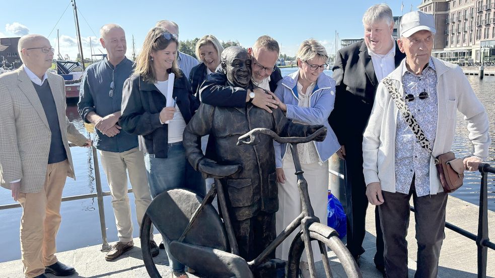 Emden hat einen weiteren Blickfang: Am 6. September 2025 wurde die Bernhard-Brahms-Skulptur feierlich vom dafür ins Leben gerufenen Initiativkreis enthüllt. Foto: Lotta Groenendaal