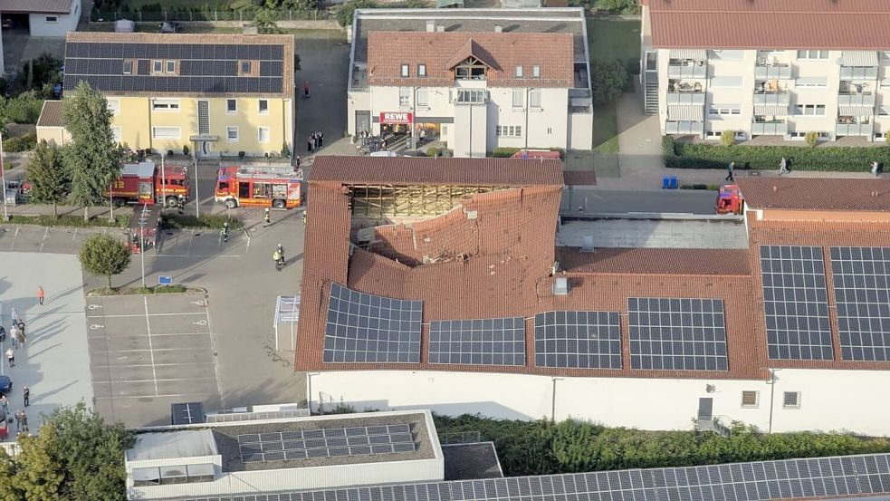 Die Luftaufnahme einer Drohne der Feuerwehr zeigt das teilweise eingestürzte Dach eines Supermarktes. Foto: Freiwillige Feuerwehr Lauchringe