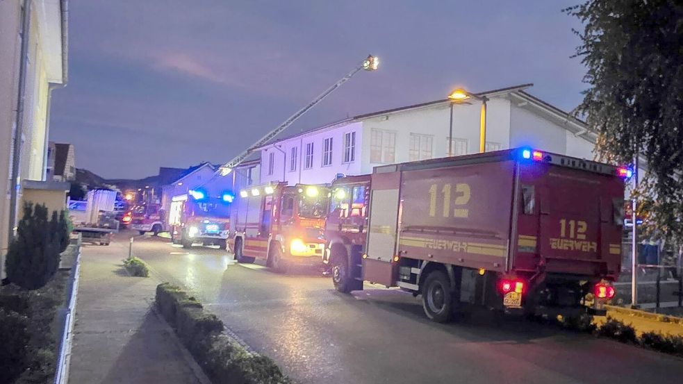 Feuerwehrfahrzeuge stehen vor dem Supermarkt. Foto: Florian Förster
