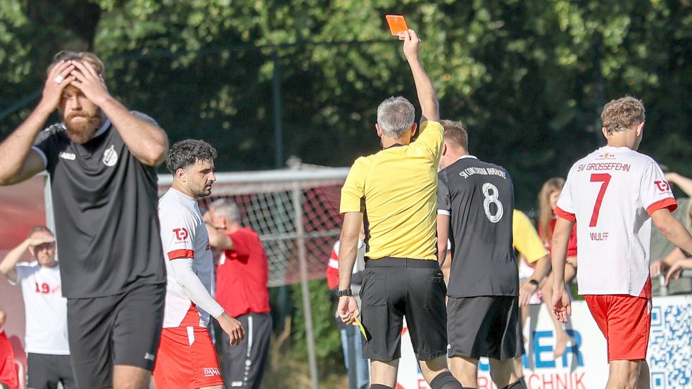 Der Ihrhover Marek Akikermann (Nummer 8) sah kurz nach der Pause die Gelb-Rote Karte.