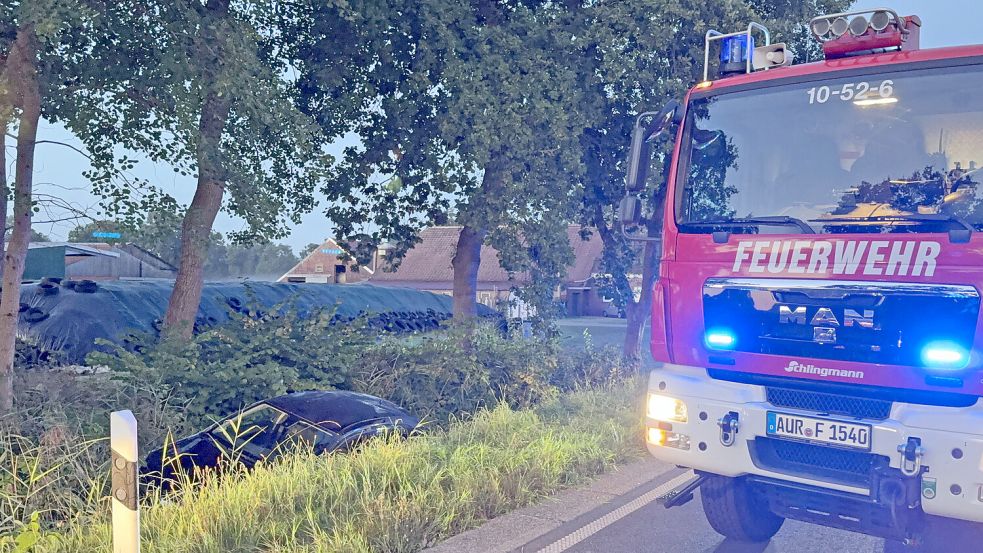 Das Auto landete bei dem Unfall im Straßengraben. Foto: Sönke Geiken/Feuerwehr Aurich