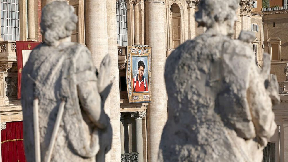 Am Petersdom hängt ein überlebensgroßes Bild des neuen Heiligen. Foto: Marco Iacobucci