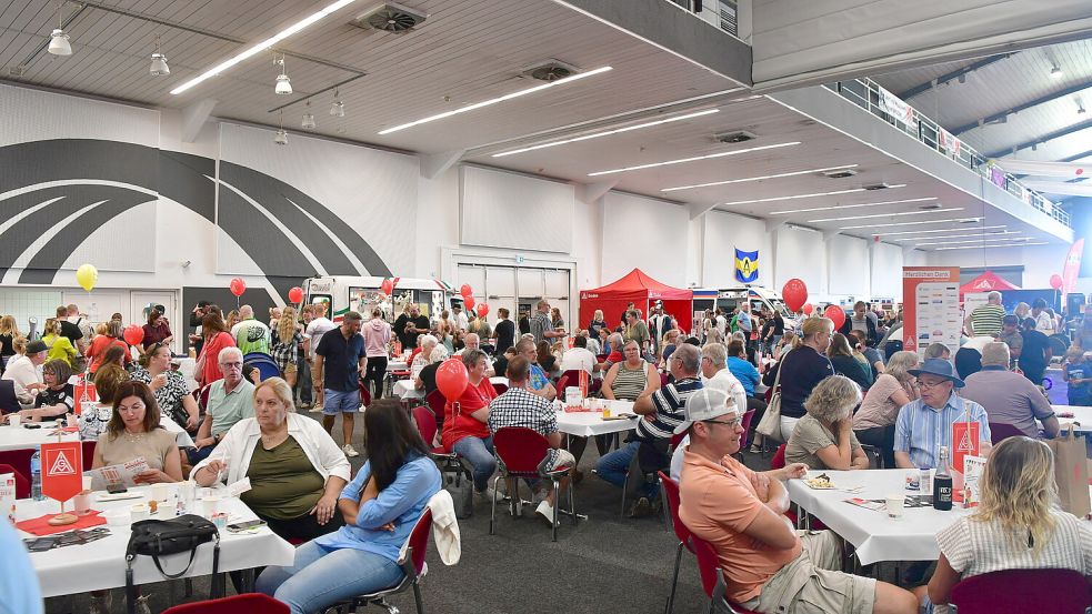 Viele Besucher kamen am Sonntag in die Nordseehalle, um auf dem Mitgliederfest der Emder IG Metall zu feiern. Foto: Heinz Wagenaar