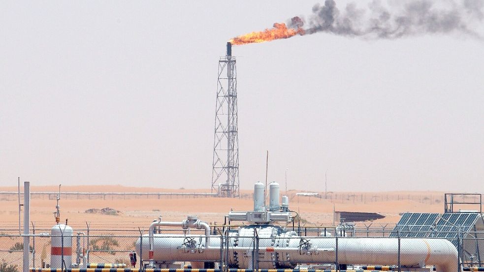 Saudi-Arabien und sieben weitere Länder drehen den Ölhahn weiter auf. (Archivbild) Foto: Ali Haider/EPA/dpa