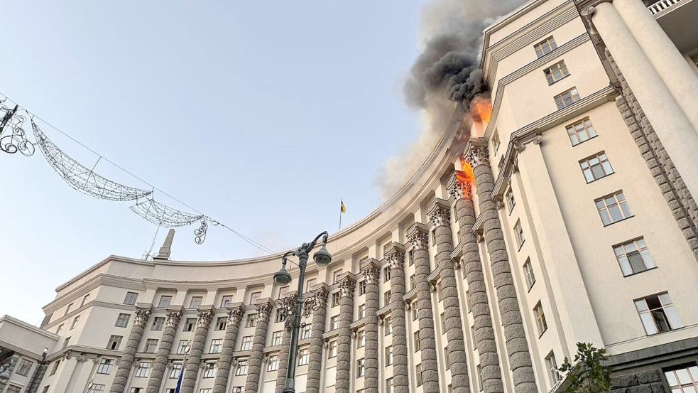 Erstmals beschädigte ein russischer Angriff laut Ministerpräsidentin Julia Swyrydenko das Hauptregierungsgebäude. Foto: Uncredited/Ukrainian Emergency S