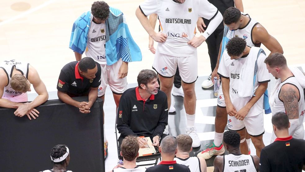 Bundestrainer Alex Mumbru ist zurück - und Deutschlands Basketballer siegen auch für ihn. Foto: Matthias Stickel