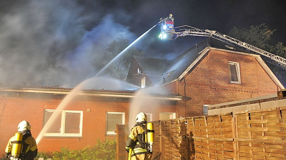 Einsatzkräfte löschen den Dachstuhlbrand in der Logabirumer Straße. Foto: Bodo Wolters