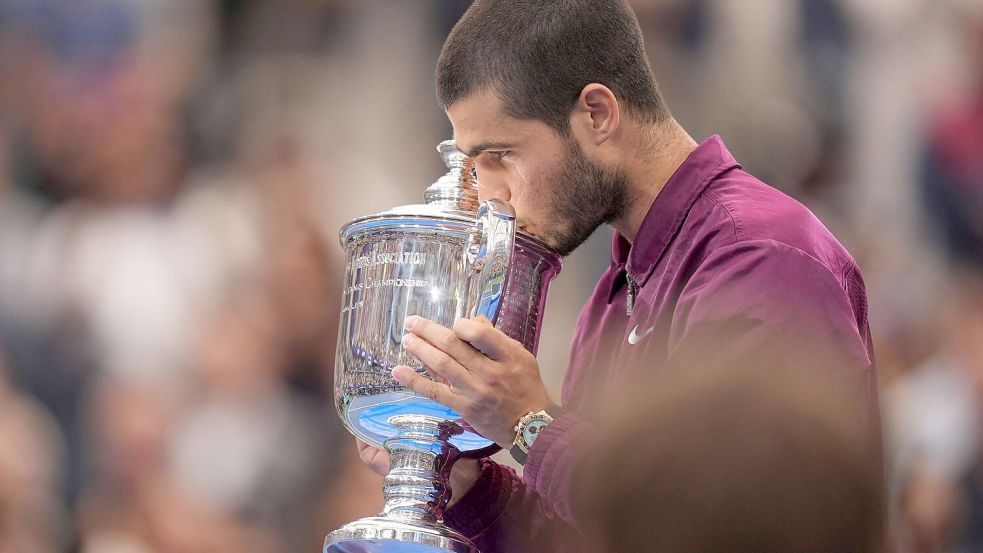 Ein Küsschen für den Pokal: Alcaraz ist neuer US-Open-Champion. Foto: Seth Wenig/AP/dpa