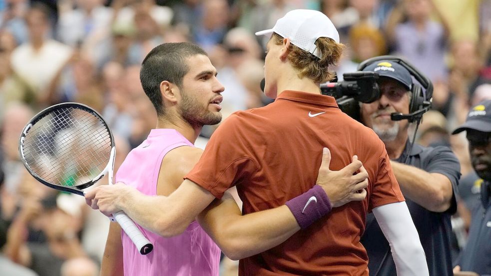 Carlos Alcaraz (l) setzte sich im US-Open-Finale in vier Sätzen gegen Jannik Sinner (r) durch. Foto: Seth Wenig/AP/dpa
