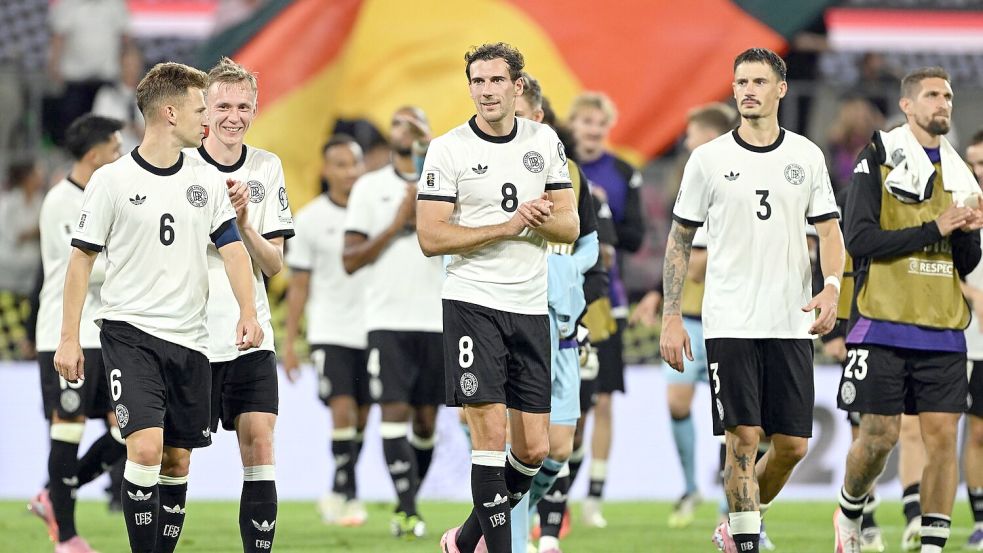Pure Erleichterung: Nach dem Spiel gab es für die deutschen Spieler um Kapitän Joshua Kimmich (l) und Leon Goretzka (M) doch noch Applaus. Foto: Federico Gambarini