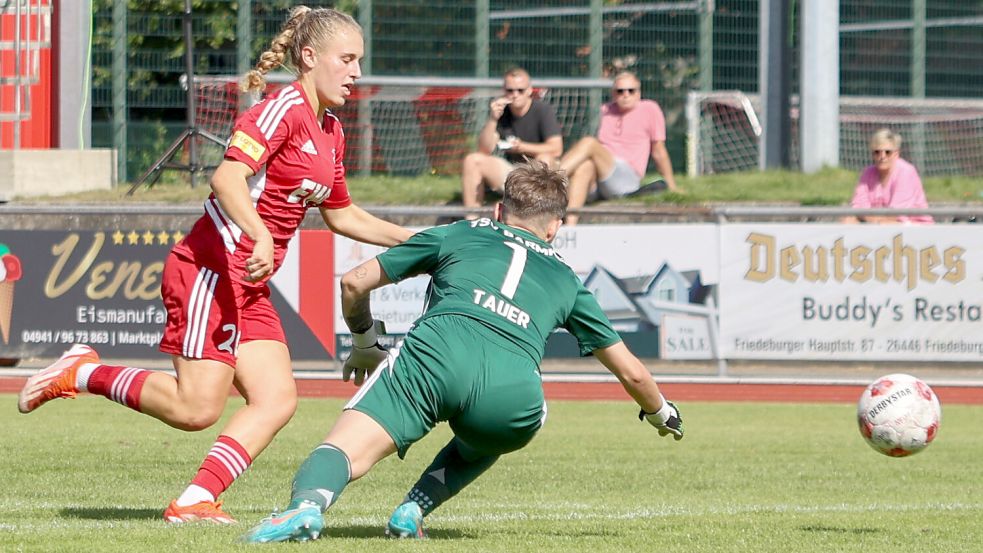 Ana-Carolin Hoffmann war von der Gäste-Defensive kaum zu stoppen. Hier erzielt sie das 2:0. Foto: Helmut Vortanz