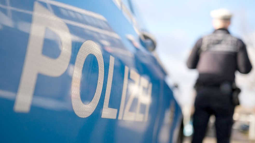 Ungewöhnlicher Einsatzort für die Bremer Polizei: Ein 33-Jähriger hat am Sonntagabend den Standstreifen der A1 in Hemelingen gewählt, um von hier aus die Botschaft Gottes zu verkünden. Foto: Bernd Weißbrod/dpa