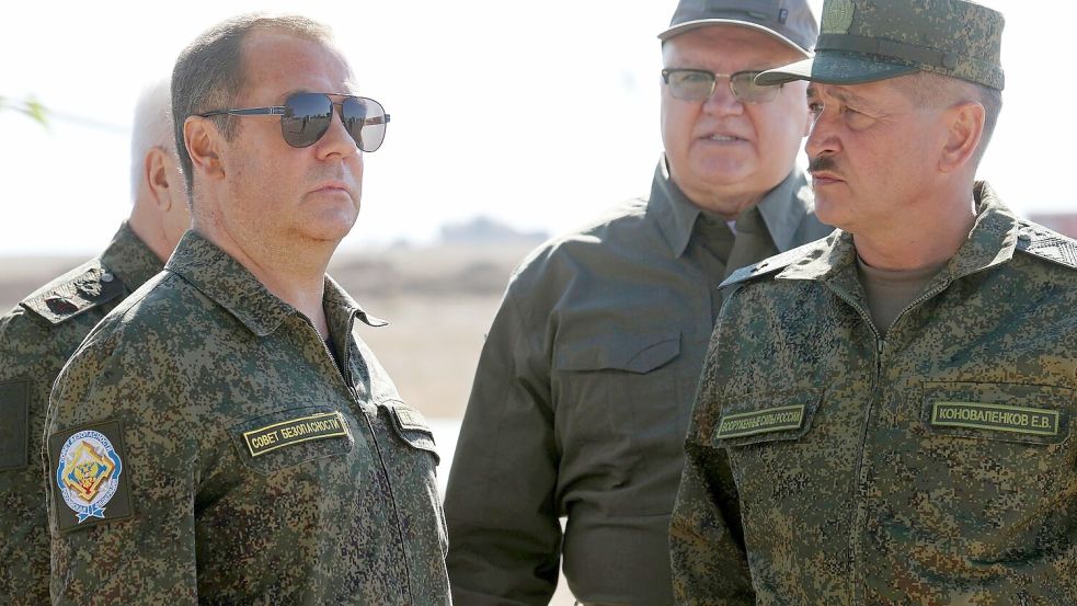Ex-Kremlchef Medwedew bei einem Militärbesuch. (Archivbild) Foto: Ekaterina Shtukina/Pool Sputnik