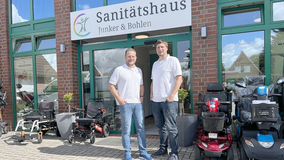 Thomas Junker (rechts) und Arne Bohlen haben im ehemaligen OLB-Geschäftsgebäude in Warsingsfehn ihr Sanitätshaus eröffnet. Foto: Rull