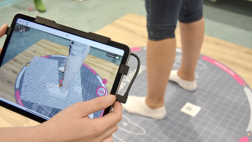 Kompressionsstrümpfe müssen passgenau sitzen. Um das zu garantieren, werden die Beine zuvor mit einem 3D-Scanner vermessen. Foto: Rull