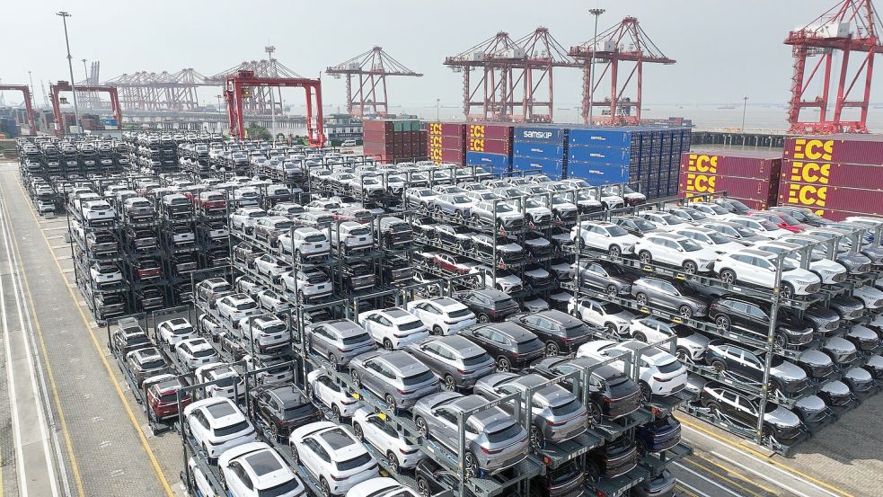 Chinesische Elektro- und Hybridautos für den Export. Die Stromer werden von der EU mit Zöllen belegt. (Archivbild) Foto: XinHua/dpa