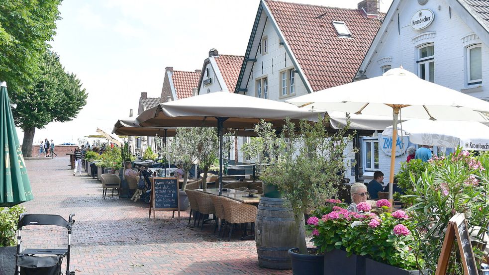 In Greetsiel gibt es zahlreiche Restaurants, Cafés und Bars. Welche Neuerungen sind in dieser Saison hinzugekommen? Foto: Heinz Wagenaar/Archiv