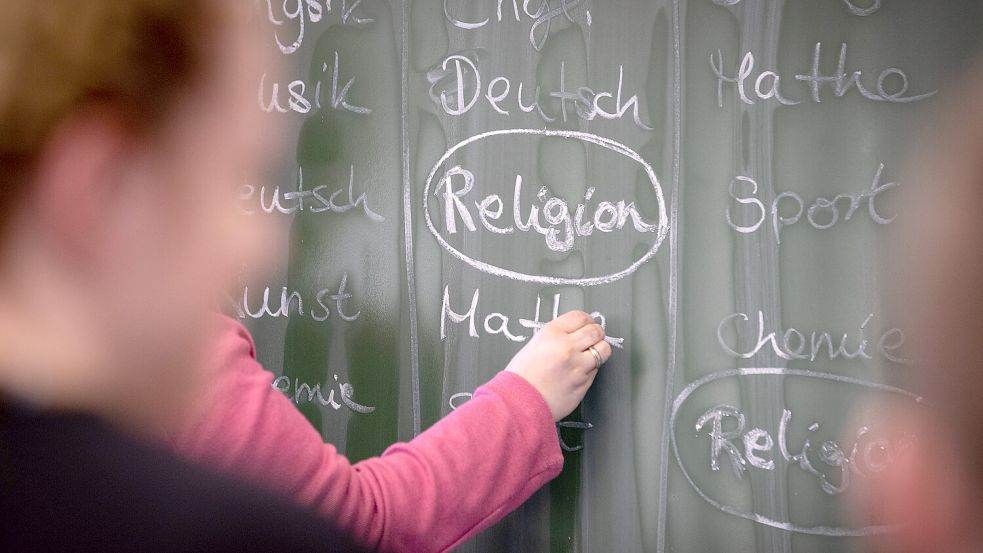 Ab dem kommenden Schuljahr gibt es an Niedersachsens Schulen keinen getrennten evangelischen und katholischen Unterricht mehr. Foto: dpa/Friso Gentsch