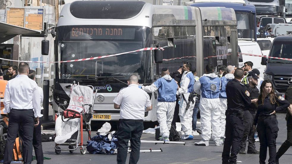 Rettungskräfte am Ort eines Anschlags, bei dem in Jerusalem mehrere Menschen getötet wurden. Foto: Mahmoud Illean/AP/dpa