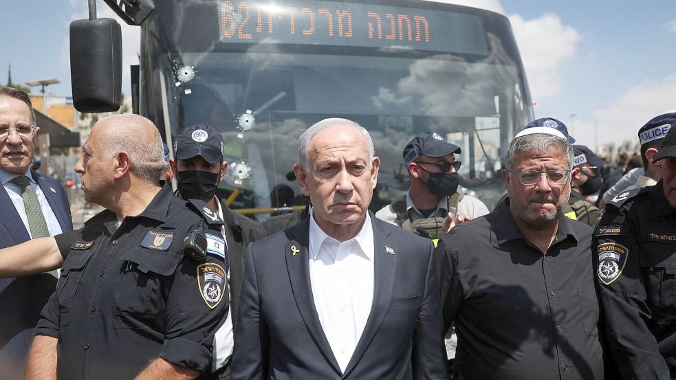 Der israelische Ministerpräsident Benjamin Netanjahu (Mitte) besuchte den Ort des Anschlags. Foto: Ronen Zvulun/Pool REUTERS/AP/dpa