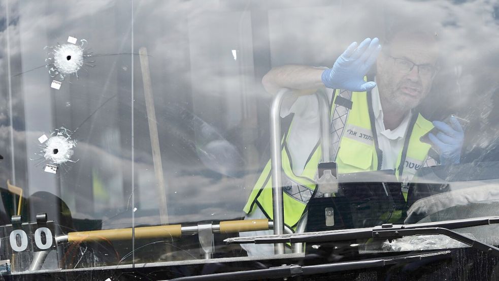 Ein Augenzeuge berichtete, die Angreifer hätten auch in einen Bus geschossen. Foto: Mahmoud Illean/AP/dpa