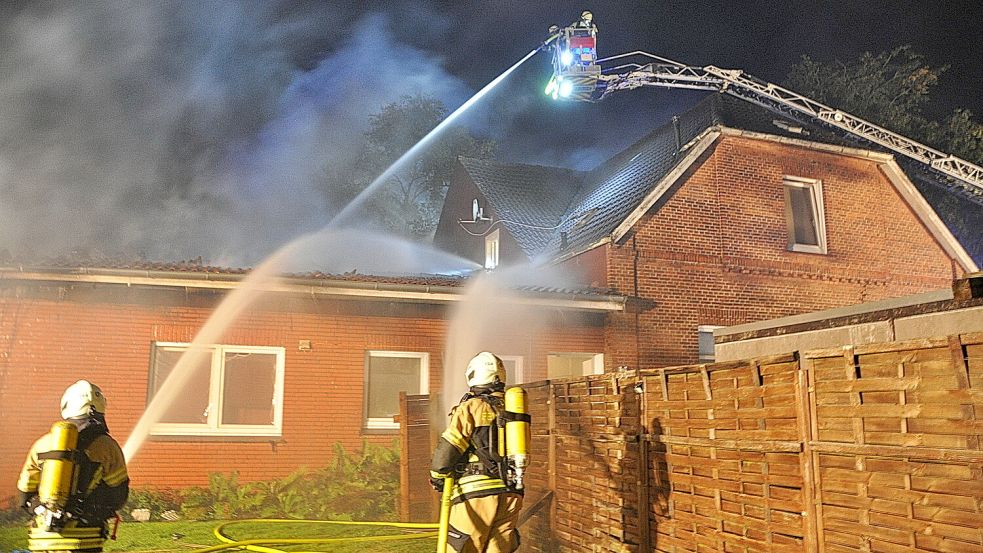 In Logabirum ist in der Nacht zum Montag eine Doppelhaushälfte in Brand geraten. Foto: Bodo Wolters