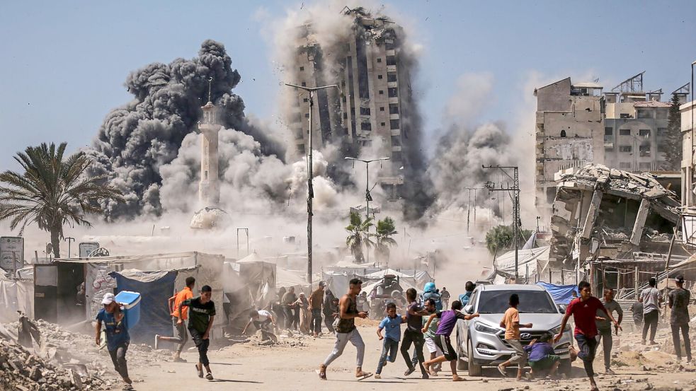 Israels Militär greift derzeit immer wieder Hochhäuser in der Stadt Gaza an, die Armeeangaben zufolge von der Hamas genutzt worden sein sollen. (Archivbild) Foto: Yousef Al Zanoun/AP/dpa