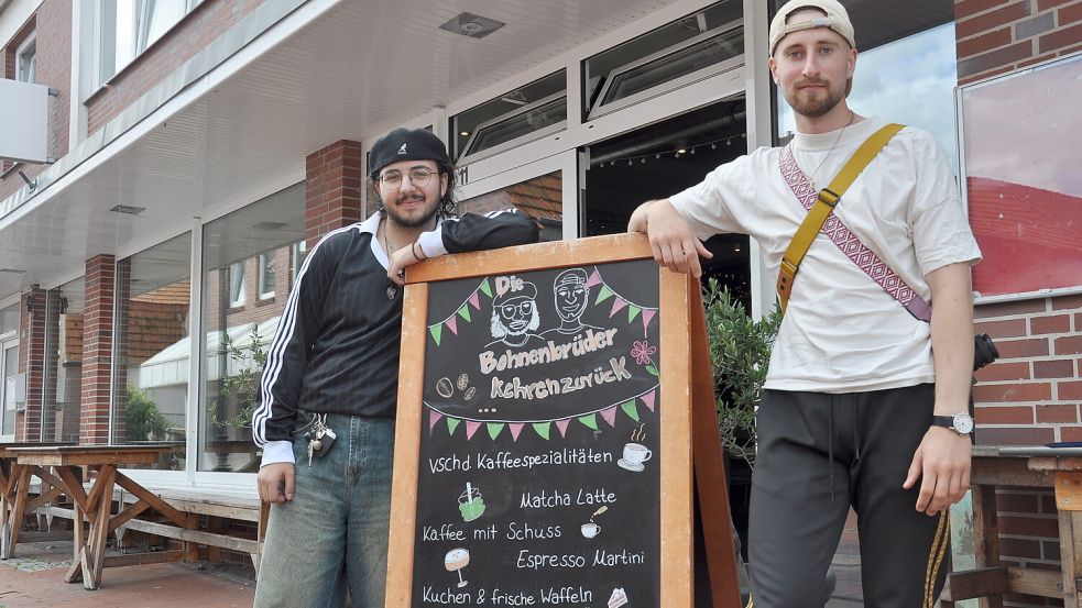 Bis 2024 jobbten Ali Kakeh (links) und Leonidas Nedos in der Bohnenbar, jetzt übernehmen sie als „die Bohnenbrüder“ das Ladenlokal. Foto: Susanne Ullrich