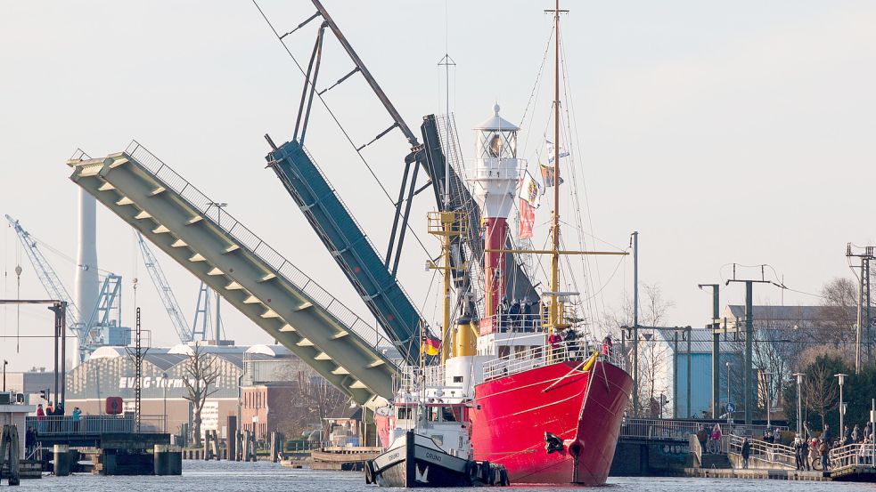 Die Eisenbahn-Klappbrücke in Emden ist ein Nadelöhr. Foto: DPA/Archiv