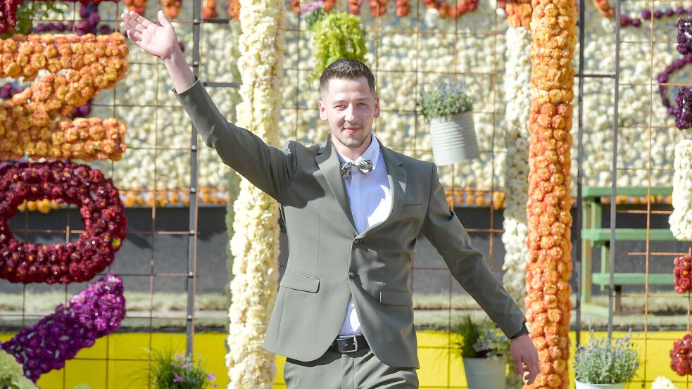 Der 24-jährige Henrik Broers aus Wiesmoor ist neuer Blütenkönig. Diesen Titel als Erster zu tragen war sein Ziel. Foto: Klaus Ortgies
