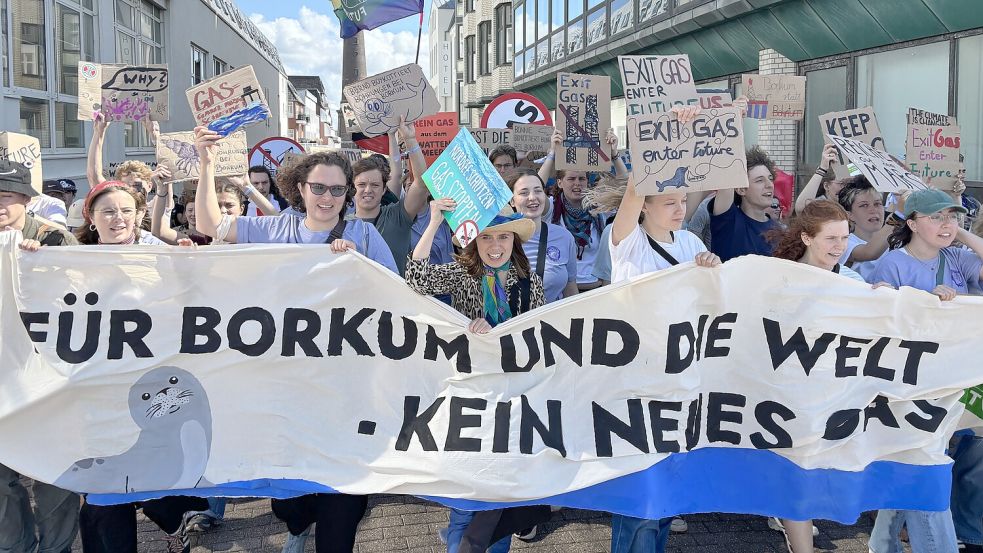 Der Protestmarsch führte durchs Zentrum bis zum Strand. Foto: Florian Ferber