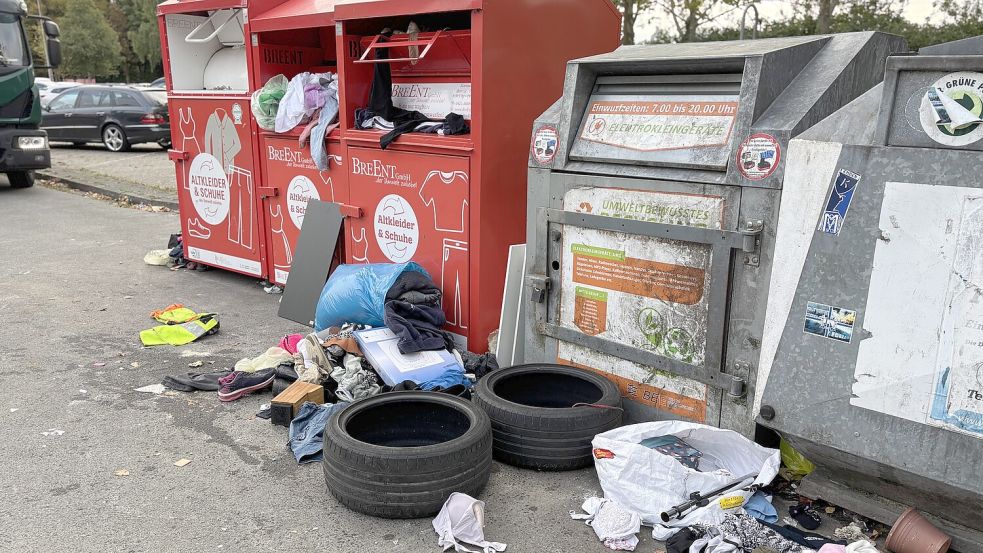 Keinen Deut besser geworden: der prominente Wertstoff-Sammelplatz zwischen Nordseehalle und Festspielhaus. Fotos: Stephanie Schuurman