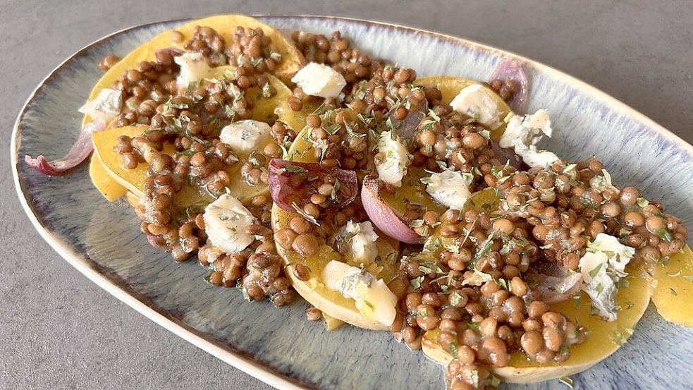 „Gerösteter Butternusskürbis mit Linsen und Gorgonzola“: Ein Rezept aus dem Kochbuch „Simple“ von Yotam Ottolenghi. Foto: Stephanie Tomé