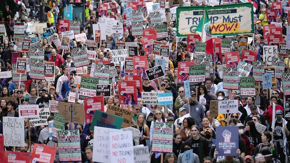 Am Wochenende hatten Menschen in Chicago bereits gegen Trumps Pläne protestiert. Foto: Carolyn Kaster/AP/dpa