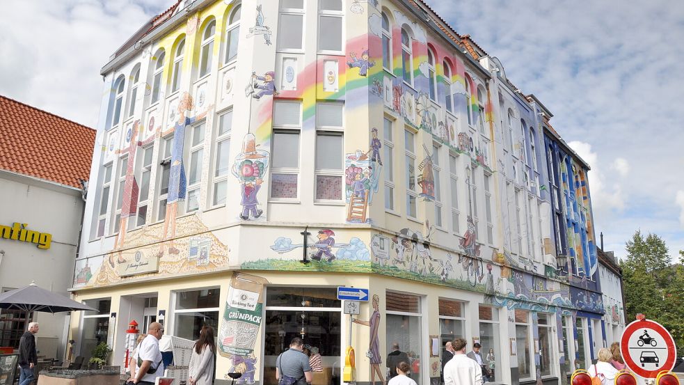 Die Fassade der Bünting Coloniale ist noch etwas bunter geworden. Foto: Bodo Wolters