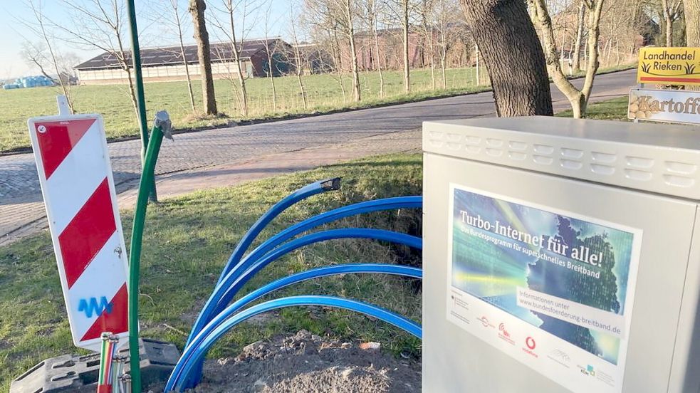 Seit 2021 werden im Landkreis Aurich an vielen Stellen Glasfaser-Kabel verlegt, wie hier in Barstede (Gemeinde Ihlow). Foto: Aiko Recke