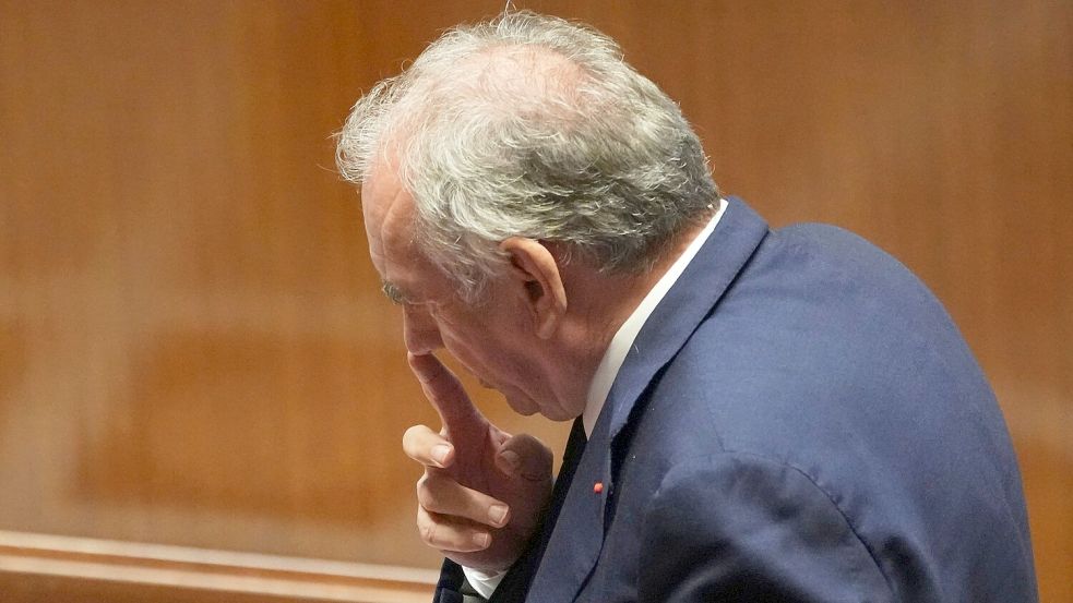 Premier Bayrou wollte sich mit der Vertrauensfrage Rückenwind für seine Sparpläne holen - das ging nach hinten los. Foto: Christophe Ena/AP/dpa