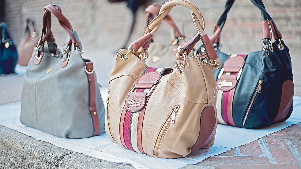 Original oder Fälschung? Die Polizei hat am Montagabend bei zwei Bremern unter anderem eine mutmaßlich gefälschte Gucci-Handtasche entdeckt. Foto: Daniel Naupold/dpa