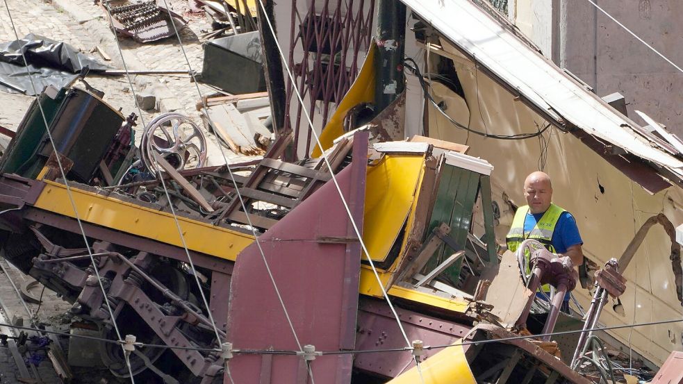 Nach ersten Erkenntnissen des Amtes für die Verhütung und Untersuchung von Flug- und Eisenbahnunfällen (GPIAAF) hat sich das Haltekabel vom Wagen der Standseilbahn gelöst und so das Unglück verursacht. (Archivfoto) Foto: Armando Franca/AP/dpa