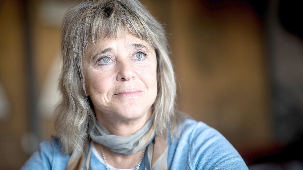 Suzi Quatro – hier auf einem Foto von 2019 – kommt im Juni 2026 nach Wiesmoor. Foto: Christian Charisius/dpa