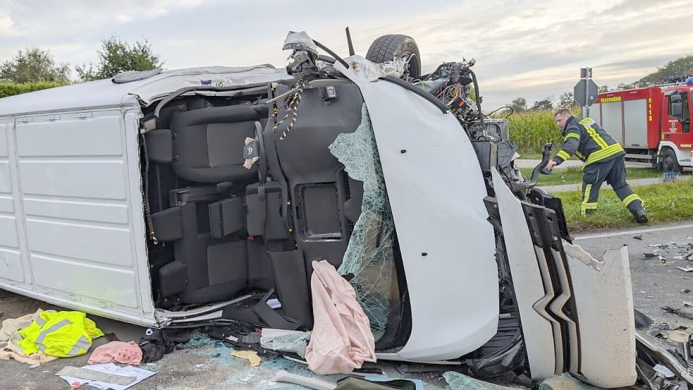 Der Transporterfahrer erlitt bei dem Unfall schwerste Verletzungen. Foto: Feuerwehr Großheide